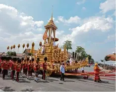  ?? Foto: Kittinun Rodsupan, dpa ?? Die prachtvoll verzierte symbolisch­e Urne wurde durch die Straßen der thailändi schen Hauptstadt Bangkok gezogen.