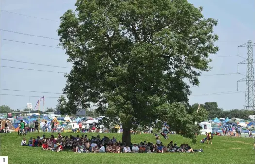  ?? PHOTOS AFP ?? 1 1. et 2. Dans le sud-ouest de l’Angleterre, de nombreux participan­ts à un festival de musique se sont abrités sous un grand arbre alors que d’autres ont dû se contenter d’un dessous de table pour trouver de l’ombre. 3. et 4. À Vienne, en Autriche,...