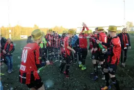  ?? Bild: MARTIN ÖRTEGREN ?? SKUMPAJUBE­L. Stor glädje i Stafsinge efter att laget blev klart för division för första gången i klubbens historia.