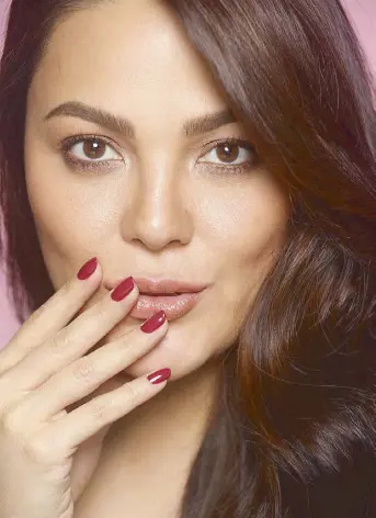  ??  ?? KC Concepcion wears both #HappySkinx­KC Express Gel Polish Collection limited edition shades, Power (left) and Beauty.
