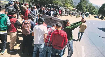  ?? HAMILTON LÓPEZ / EXPRESO ?? Refugio. Un grupo de venezolano­s permanece en los exteriores del terminal de Carcelén. Las autoridade­s les dieron hasta hoy para desalojar este sitio.