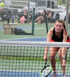  ?? PILOT PHOTOS/RUSTY NIXON ?? ABOVE: Plymouth’s Aubrey Vervynckt pushes her return over the net in Plymouth’s win over Bremen.
TOP RIGHT: Bremen #2 singles Silvia Meyer makes the shot in sectional action