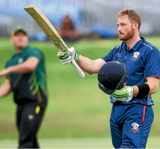  ??  ?? Auckland’s Martin Guptill raises his bat after bringing up his ton against Central on Wednesday.