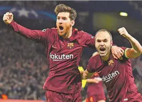  ?? AFP ?? Messi (E) comemora com Iniesta após marcar o gol do Barça em Londres