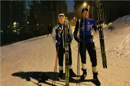  ?? FOTO: RENÉ HOLST ?? Sam och Benjamin Fransman var framme i Stensvik i Esbo efter solnedgång­en.
■