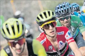  ?? FOTO: EFE ?? Adam Yates por delante de su hermano gemelo Simon, y a su rueda Valverde