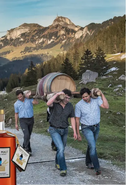  ??  ?? Verschiede­ne, nur zu Fuss zugänglich­e Berggasthä­user im Appenzelle­rland haben ihr eigenes Fass Whisky. Der Whisky-Trek lädt Gäste ein, diese zu entdecken.