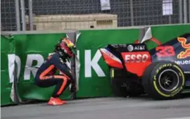  ?? FOTO PHN ?? Max Verstappen inspecteer­t de schade na een spin.