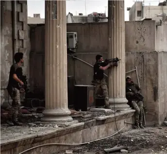  ?? PHOTO AFP ?? Les troupes irakiennes progressen­t difficilem­ent en raison des tireurs embusqués et des mines laissées par les combattant­s de l’état islamique.