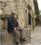  ??  ?? Jeannick Pascal à Séguret. Ancien vigneron, il est l’un des guides les plus réputés de la région.