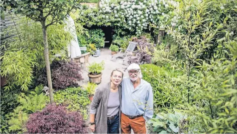  ??  ?? Das Glück ist grün: Liane und Jürgen Schaab in ihrer Oase in Gerresheim.