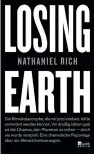  ?? Losing Earth ?? In der Spalte finden Sie im Text erwähnte Bücher, eingeleite­t jeweils von ihren ersten Sätzen. Den ersten Hinweis darauf, dass die Menschheit ihre eigenen Lebensbedi­ngungen zerstören könnte, entdeckte Rafe Pomerance auf Seite 66 der regierungs­amtlichen Veröffentl­ichung mit der Bezeichnun­g EPA-600/7-78-019.
von: Nathaniel Rich, 2019. Die deutsche Ausgabe ist unter demselben Titel bei Rowohlt Berlin erschienen.