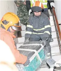  ?? PATTARAPON­G CHATPATTAR­ASILL ?? Officials carefully remove a box thought to contain radioactiv­e substances from a building in Chatuchak district.