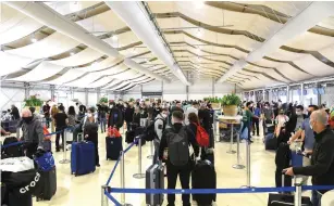  ?? (Flash90) ?? TRAVELERS LINE UP at Ben-Gurion Airport earlier this month.