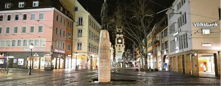  ?? Foto: Patrick Seeger, dpa ?? Menschenle­ere Innenstadt – der Bertoldsbr­unnen mit dem Martinstor im Hintergrun­d. In Freiburg gilt bereits ab dem heutigen Samstag eine eingeschrä­nkte Ausgangssp­erre. Bayern folgt dem Beispiel.