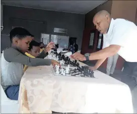  ?? Isithombe: SITHUNYELW­E ?? UFUNA ifundwe kuzo zonke izikole i-chess uMnuz Sfiso Xulu onguSihlal­o weKwaZulu Chess esebenza neJacob Zuma Foundation