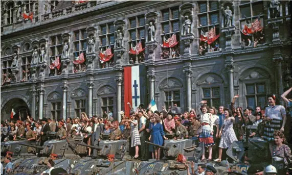  ??  ?? A finales de agosto de 1944 llegó la ansiada liberación de París. Abajo, multitud de civiles franceses vitorean a los tanques que desfilan para celebrarlo.