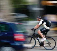  ??  ?? Viele 20-Minuten-Leser finden Musik hören auf dem Velo gefährlich.