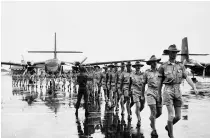  ?? WIKIMEDIA COMMONS ?? Troops of the Royal Australian Regiment after arriving at Saigon’s Tan Son Nhut Airport in July 1965