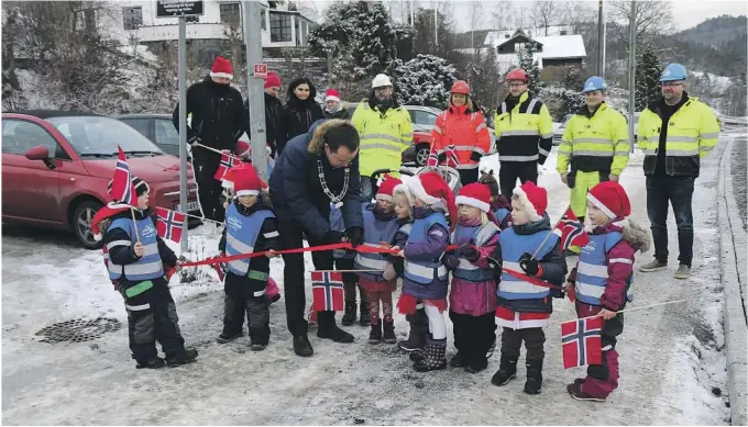  ?? FOTO: PER ARNE RENNESTRAU­M ?? ÅPNET: Og så kunne ordfører Robin Kåss (Ap) erklære gang- og sykkelstie­n for temmelig høytidelig åpnet.