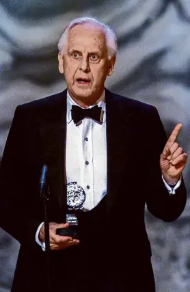  ?? Sara Krulwich/New York Times ?? Michael Blakemore speaks on June 4, 2000, after winning unique double Tony Awards for best direction of a musical and best direction of a play for “Copenhagen.”