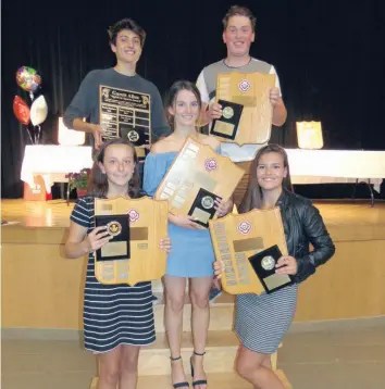  ?? —photo Gregg Chamberlai­n ?? Lors du banquet annuel de remise des prix du Vankleek Hill Collegiate Institute, le 8 juin, un hommage a été rendu aux champions en athlétisme : Yan Schnell (sens horaire à gauche), Chase McRae, Maddy Leduc, Taylor Simard et Sierra Sauvé.