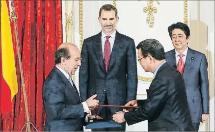  ?? KIMIMASA MAYAMA / EFE ?? El rey Felipe y el primer ministro nipón, Shinzo Abe, presencian el intercambi­o de acuerdos bilaterale­s