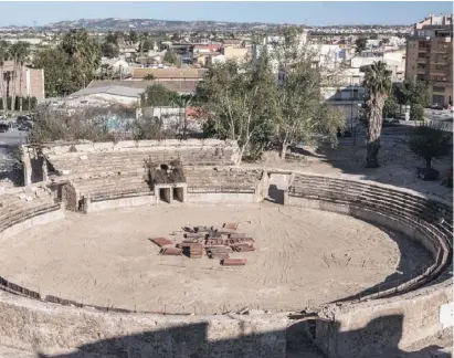  ??  ?? Orihuela hat mit der Restaurier­ung der Arena begonnen.