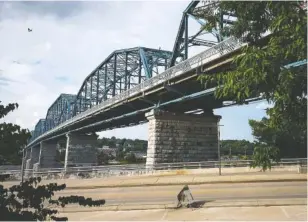  ?? STAFF FILE PHOTO BY DOUG STRICKLAND ?? An online petition asks that Chattanoog­a’s Walnut Street Bridge be renamed to honor lynching victim Ed Johnson.