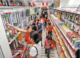  ??  ?? Compras de útiles ante el próximo inicio del ciclo escolar.