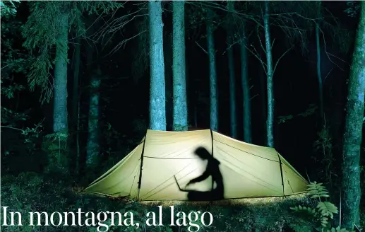  ??  ?? Libertà Dormire in tenda fuori dalle aree attrezzate è un’alternativ­a che permette di scoprire angoli nascosti e di vivere la natura. Oggi la regolament­azione dei bivacchi, nelle spiagge come in montagna, è affidata agli enti locali