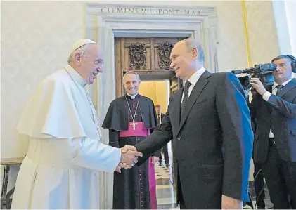  ?? AFP ?? Sonrisas. El Papa Francisco recibió ayer al presidente ruso en el Vaticano, donde tuvieron una reunión.