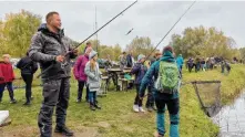  ?? FOTOS (3): MIRIAM BRÜMMER ?? Angelguide Robin Heppner freut sich, dass wieder ein Fisch an einer der Angeln angebissen hat.