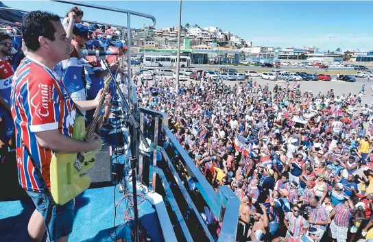  ??  ?? Sempre presente nas comemoraçõ­es tricolores, Ricardo Chaves faz a alegria dos torcedores na Boca do Rio. Um verdadeiro carnaval fora de época