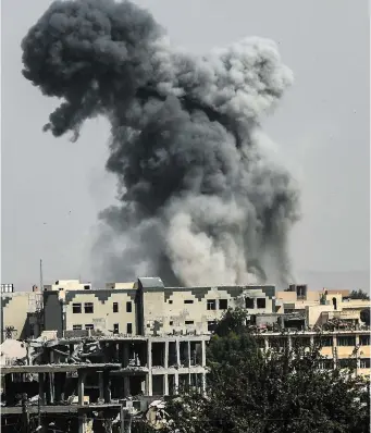  ?? PHOTO D’ARCHIVES, AFP ?? Selon Amnistie internatio­nale, les raids menés par les États-Unis et leurs alliés sur Raqa il y a un an pouvaient être constituti­fs « d’éventuels crimes de guerre ».