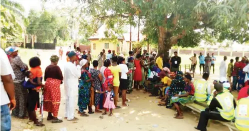  ??  ?? Voters on queue in Unit-14 of Ogbaru in the just concluded governorsh­ip election in Anambra State. PHOTO NET