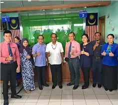  ??  ?? Kulasegara­n (fourth left), Griffin (third left) and others give the thumbs-up at Socso Miri branch office.