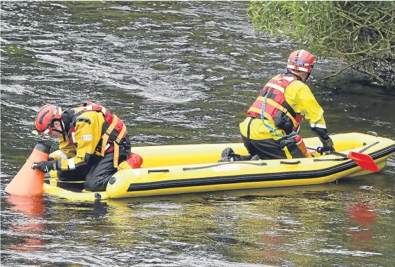  ?? Picture: Perthshire Picture Agency. ?? Members of the search team on the River Tay before the tragic find.