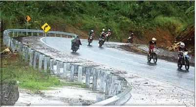  ??  ?? PENGGARAPA­N BELUM MAKSIMAL: Para pengendara motor trail saat melintas di jalur lintas selatan Tulungagun­g.