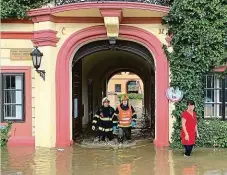  ?? Foto: Radek Kalhous, MAFRA ?? Blesková povodeň Voda se o víkendu prohnala i zámkem v Heřmanově Městci, kde sídlí domov pro seniory.