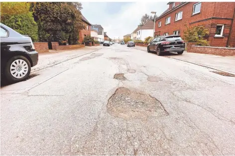  ?? RP-FOTO: MTM ?? Bei Zuständen wie auf der Straße „Auf dem Hastert“reicht es irgendwann nicht mehr, nur die Löcher zu stopfen.