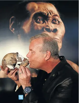  ?? Picture: ALON SKUY ?? AT CLOSE QUARTERS: Professor Lee Berger, of Wits University, kisses a ’Homo naledi’ skull. His interpreta­tions of recent findings have been questioned by a colleague, Professor Francis Thackeray