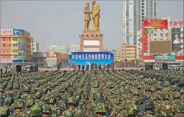  ?? FOTOS: AP Y AFP ?? MULTITUD. China ha multiplica­do por diez su inversión en defensa en los últimos quince años.