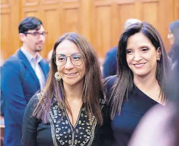  ??  ?? ► La vocera Cecilia Pérez junto a la periodista Matilde Burgos, en un acto ayer.