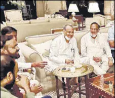  ?? HT PHOTO ?? Rajasthan chief minister Ashok Gehlot with other Congress leaders at Fairmont Hotel on the outskirts of Jaipur on Tuesday.