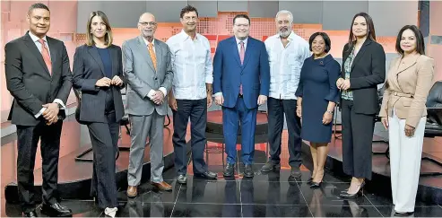  ?? ?? Martín Polanco, Katherine Hernández, Nelson Rodríguez, Manuel Estrella, Eduardo Sanz Lovatón, Félix M. García C., Alba Nely Familia, Julissa Céspedes y Yanesi Espinal, en la parte preliminar de la Entrevista Especial con el periódico elCaribe y CDN, canal 37.