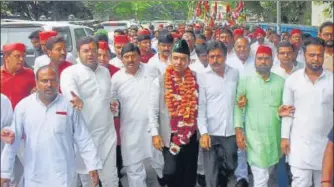  ?? HT ?? ■ Major Ashish Chaturvedi on the campaign trail in Lucknow Cantt assembly constituen­cy.