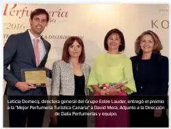  ??  ?? Leticia Domecq, directora general del Grupo Estée Lauder, entregó el premio a la "Mejor Perfumería Turística Canaria" a David Mera, Adjunto a la Dirección de Dalia Perfumería­s y equipo.