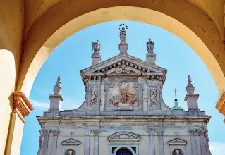  ??  ?? Cinquecent­esca La facciata della chiesa. All’interno, affreschi di Daniele Crespi e Simone Peterzano