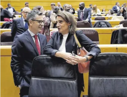  ?? JOSÉ LUIS ROCA ?? La vicepresid­enta Teresa Ribera conversa con el ministro Bolaño, el pasado 10 de enero.